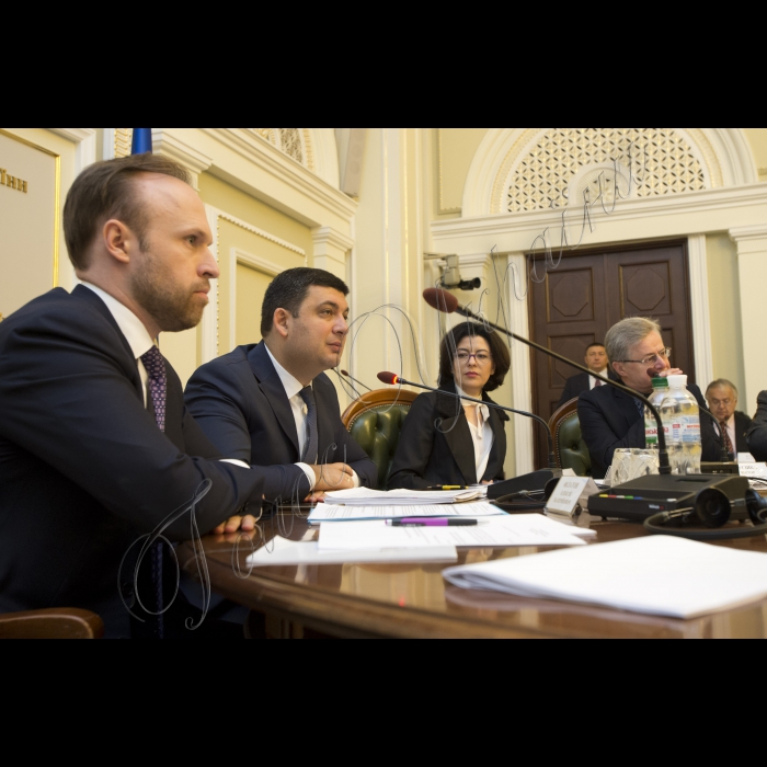 Засідання Конституційної Комісії під головуванням Голови ВР України Володимира Гройсмана.
(зліва направо) заступник глави Адміністрації Президента України, секретар Конституційної комісії  Олексій Філатов, Голова ВР України Володимир Гройсман, заступник Голови ВР України Оксана Сироїд, Віктор Мусіяка.