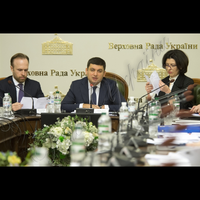 Засідання Конституційної Комісії під головуванням Голови ВР України Володимира Гройсмана.
(зліва направо) заступник глави Адміністрації Президента України, секретар Конституційної комісії  Олексій Філатов, Голова ВР України Володимир Гройсман, заступник Голови ВР України Оксана Сироїд.