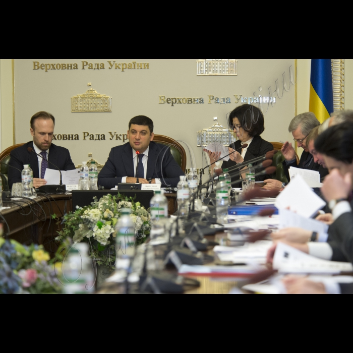 Засідання Конституційної Комісії під головуванням Голови ВР України Володимира Гройсмана.
(зліва направо) заступник глави Адміністрації Президента України, секретар Конституційної комісії  Олексій Філатов, Голова ВР України Володимир Гройсман, заступник Голови ВР України Оксана Сироїд, Віктор Мусіяка.