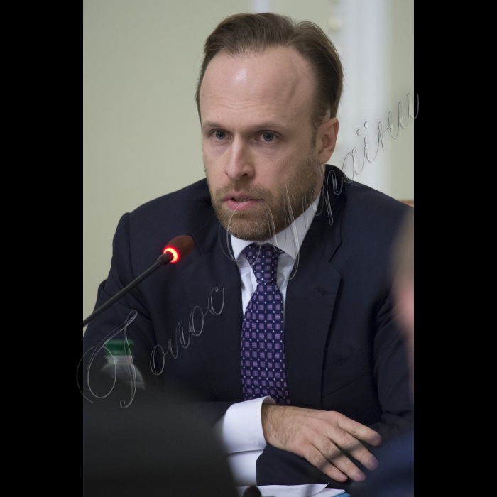 Засідання Конституційної Комісії під головуванням Голови ВР України Володимира Гройсмана.
Заступник глави Адміністрації Президента України, секретар Конституційної комісії  Олексій Філатов.