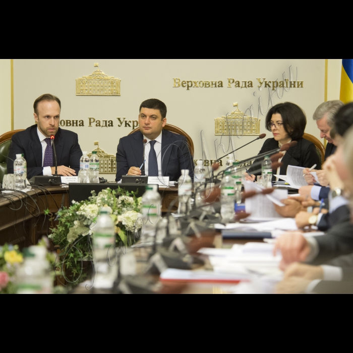 Засідання Конституційної Комісії під головуванням Голови ВР України Володимира Гройсмана.
(зліва направо) заступник глави Адміністрації Президента України, секретар Конституційної комісії  Олексій Філатов, Голова ВР України Володимир Гройсман, заступник Голови ВР України Оксана Сироїд, Віктор Мусіяка.
