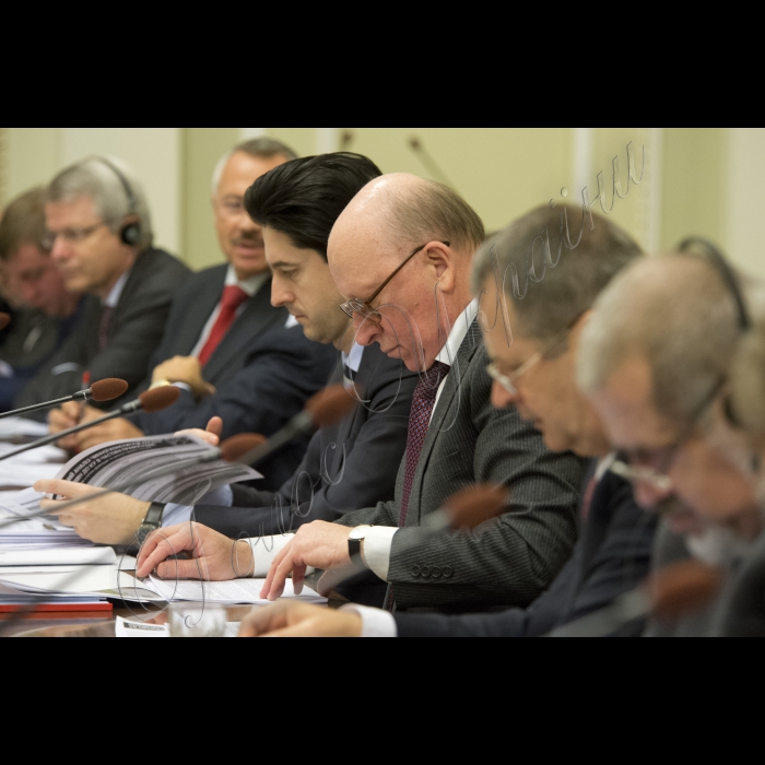 Засідання Конституційної Комісії під головуванням Голови ВР України Володимира Гройсмана.
В центрі Михайло Теплюк.