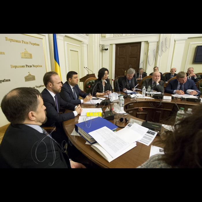 Засідання Конституційної Комісії під головуванням Голови ВР України Володимира Гройсмана.
(зліва направо) керівник Головного департамента правової політики Адміністрації Президента України Костянтин Красовський, заступник глави Адміністрації Президента України, секретар Конституційної комісії  Олексій Філатов, Голова ВР України Володимир Гройсман, заступник Голови ВР України Оксана Сироїд, Віктор Мусіяка, Володимир Буткевич, міністр Юстиції України Павло Петренко.