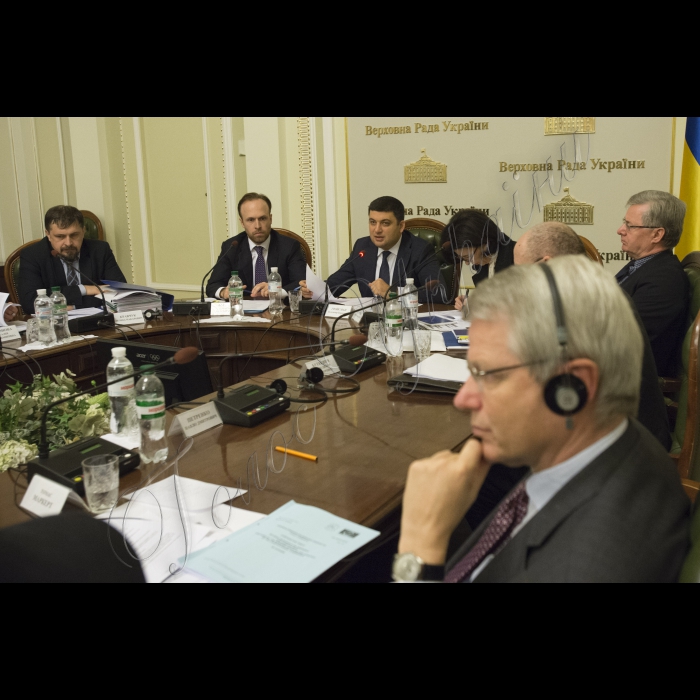 Засідання Конституційної Комісії під головуванням Голови ВР України Володимира Гройсмана.
(зліва направо) керівник Головного департамента правової політики Адміністрації Президента України Костянтин Красовський, заступник глави Адміністрації Президента України, секретар Конституційної комісії  Олексій Філатов, Голова ВР України Володимир Гройсман, заступник Голови ВР України Оксана Сироїд, Віктор Мусіяка. на передньому плані – секретар Венеціанської комісії Томас Маркерт.