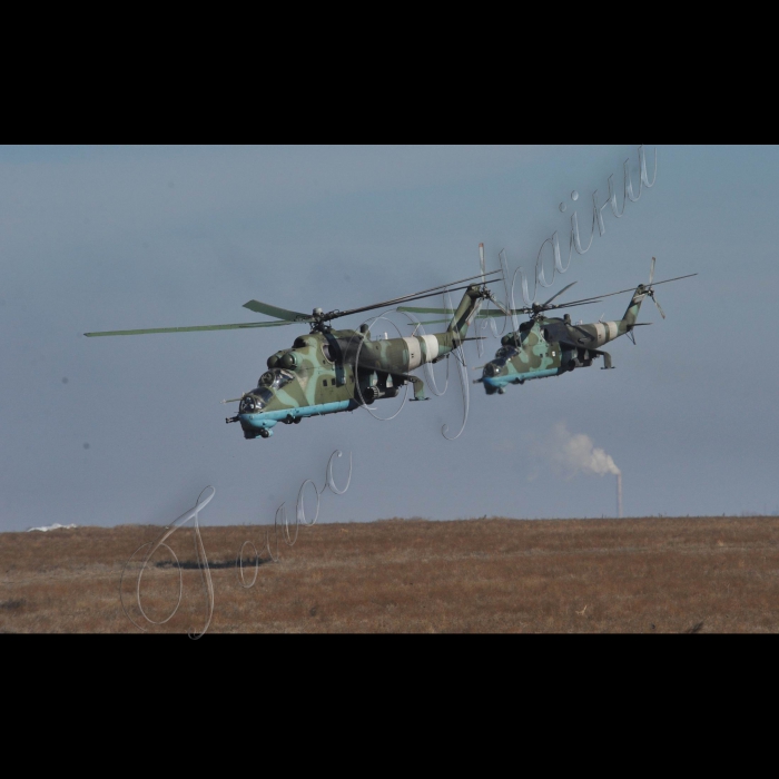 На полігоні Широкий Лан у Миколаївській області пройшли військові навчання 28 механізованої бригади у рамках науково-практичної конференції, яка розглядала питання зміцнення Збройних Сил України.
Пара вертольотів МІ-24 відпрацьовує супровід  наземної операції