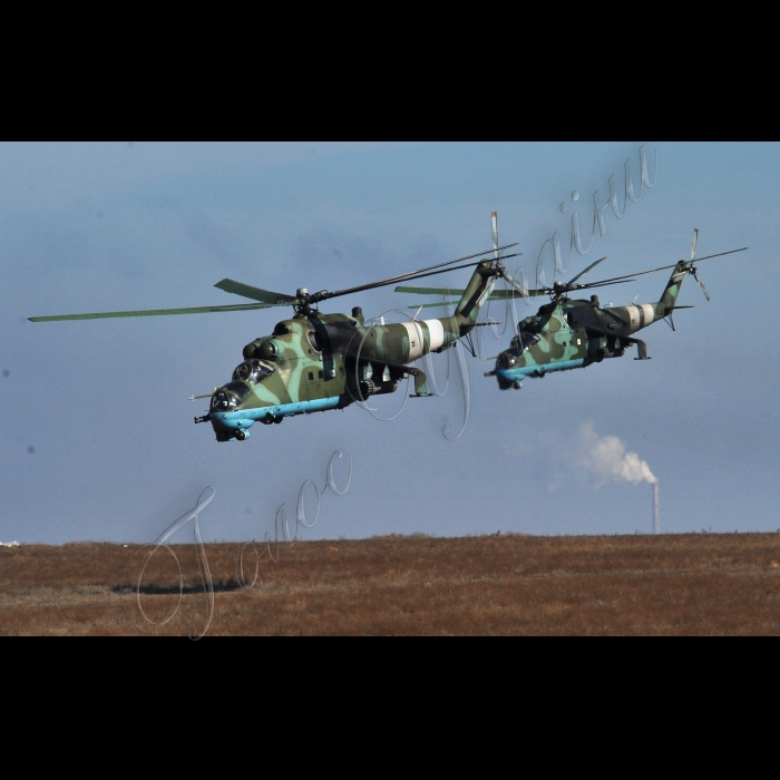 На полігоні Широкий Лан у Миколаївській області пройшли військові навчання 28 механізованої бригади у рамках науково-практичної конференції, яка розглядала питання зміцнення Збройних Сил України.
Пара вертольотів МІ-24 відпрацьовує супровід  наземної операції