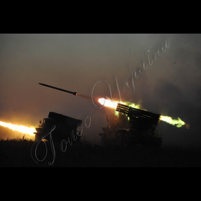 На полігоні Широкий Лан у Миколаївській області пройшли військові навчання 28 механізованої бригади у рамках науково-практичної конференції, яка розглядала питання зміцнення Збройних Сил України.
Бойова робота реактивних систем залпового вогню «Град»
