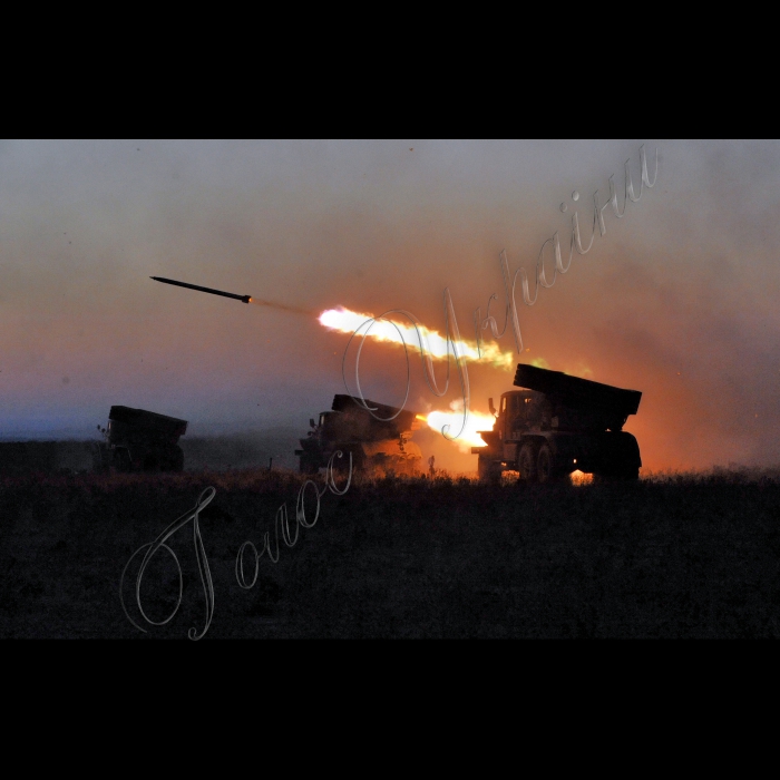 На полігоні Широкий Лан у Миколаївській області пройшли військові навчання 28 механізованої бригади у рамках науково-практичної конференції, яка розглядала питання зміцнення Збройних Сил України.
Бойова робота реактивних систем залпового вогню «Град»