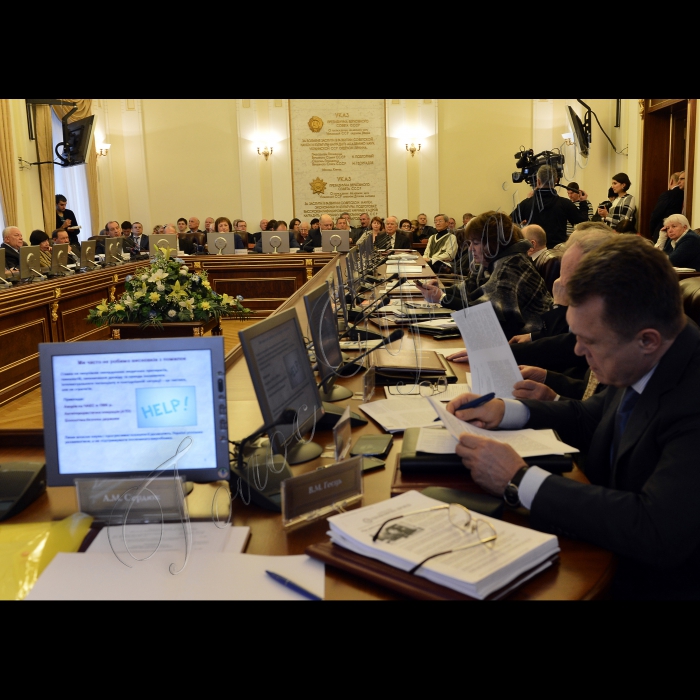 Київ. У  залі засідань Президії НАНУ відбулось спільне засідання Президій Національної академії наук України та Національної академії медичних наук України за участю керівництва Міністерства охорони здоров’я України, Держслужби України з лікарських засобів та Асоціації «Виробники ліків України», під час якого  розглянуто питання створення та впровадження вітчизняних лікарських препаратів. Учасники: президент Національної академії мед наук України А.Сердюк, ген.директор ВАТ «Фармак» Ф.Жебрівська, академік-секретар  Відділення біохімії, фізіології і молекулярно ї біології НАНУ С.Комісеренко, президент Асоціації «Виробники ліків Уркаїни» П.Багрій, ген.директор ЗАТ «Науково-виробничий центр Борщагівський хіміко-фармацевтичний завод» Л.Беспалько (зал засідань Президії НАНУ, вул..Володимирська, 54. 2-й поверх).
