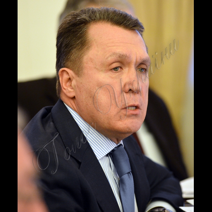Київ. У  залі засідань Президії НАНУ відбулось спільне засідання Президій Національної академії наук України та Національної академії медичних наук України за участю керівництва Міністерства охорони здоров’я України, Держслужби України з лікарських засобів та Асоціації «Виробники ліків України», під час якого  розглянуто питання створення та впровадження вітчизняних лікарських препаратів. Учасники: президент Національної академії мед наук України А.Сердюк, ген.директор ВАТ «Фармак» Ф.Жебрівська, академік-секретар  Відділення біохімії, фізіології і молекулярно ї біології НАНУ С.Комісеренко, президент Асоціації «Виробники ліків Уркаїни» П.Багрій, ген.директор ЗАТ «Науково-виробничий центр Борщагівський хіміко-фармацевтичний завод» Л.Беспалько (зал засідань Президії НАНУ, вул..Володимирська, 54. 2-й поверх).