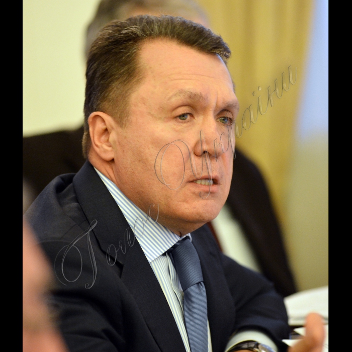 Київ. У  залі засідань Президії НАНУ відбулось спільне засідання Президій Національної академії наук України та Національної академії медичних наук України за участю керівництва Міністерства охорони здоров’я України, Держслужби України з лікарських засобів та Асоціації «Виробники ліків України», під час якого  розглянуто питання створення та впровадження вітчизняних лікарських препаратів. Учасники: президент Національної академії мед наук України А.Сердюк, ген.директор ВАТ «Фармак» Ф.Жебрівська, академік-секретар  Відділення біохімії, фізіології і молекулярно ї біології НАНУ С.Комісеренко, президент Асоціації «Виробники ліків Уркаїни» П.Багрій, ген.директор ЗАТ «Науково-виробничий центр Борщагівський хіміко-фармацевтичний завод» Л.Беспалько (зал засідань Президії НАНУ, вул..Володимирська, 54. 2-й поверх).