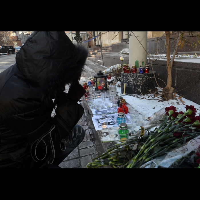 До посольства Франції  у Київи люди приносят квіти і лампадки,на знак солідарності з журналістами сатиричного журналу Charlie Hebdo, які були вбиті в середу радикальними ісламістами в Парижі.