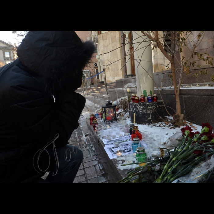 До посольства Франції  у Київи люди приносят квіти і лампадки,на знак солідарності з журналістами сатиричного журналу Charlie Hebdo, які були вбиті в середу радикальними ісламістами в Парижі.