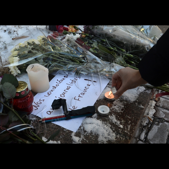 До посольства Франції  у Київи люди приносят квіти і лампадки,на знак солідарності з журналістами сатиричного журналу Charlie Hebdo, які були вбиті в середу радикальними ісламістами в Парижі.