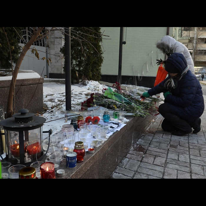 До посольства Франції  у Київи люди приносят квіти і лампадки,на знак солідарності з журналістами сатиричного журналу Charlie Hebdo, які були вбиті в середу радикальними ісламістами в Парижі.