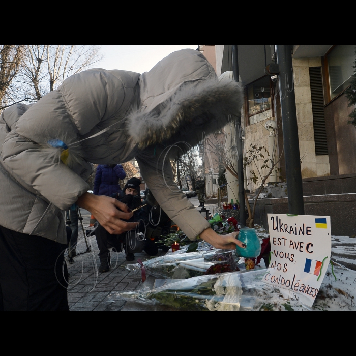 До посольства Франції  у Київи люди приносят квіти і лампадки,на знак солідарності з журналістами сатиричного журналу Charlie Hebdo, які були вбиті в середу радикальними ісламістами в Парижі.
