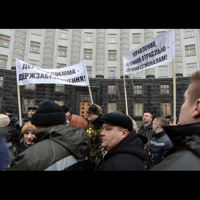 Чорнобильська об’єднана організація Атомпрофспілки України провела акцію протесту біля Кабінету Міністрів України «Небезпечна безпека Чорнобильської зони відчуження»