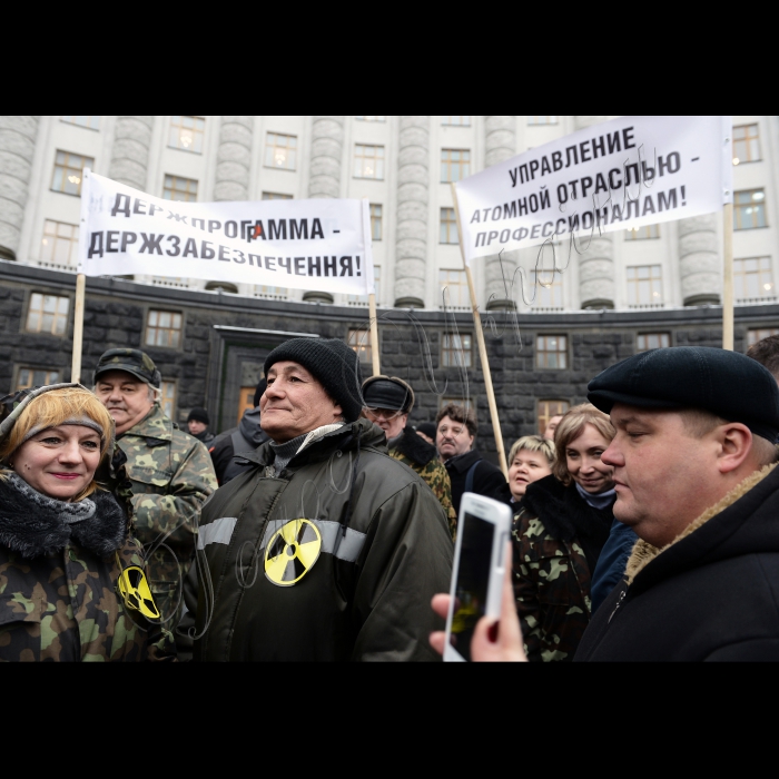 Чорнобильська об’єднана організація Атомпрофспілки України провела акцію протесту біля Кабінету Міністрів України «Небезпечна безпека Чорнобильської зони відчуження»