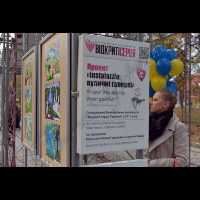 Київ. У парку ім. Т.Г.Шевченка відбулось відкриття виставки дитячих робіт «Мости Дружби». Де  були представлені малюнки, які брали участь у конкурсі дитячого малюнку «Мости Дружби», який реалізовувався з метою формування дитячого бачення щодо таких цінностей, як культурна спадщина країни, міжнародна солідарність, формування поняття дружби та поваги один до одного. Організатор: Міжнародний благодійний фонд Гарних справ. Малюнки будуть розміщені на конструкції мобільної арт-галереї «Instalazzia» - унікальній платформі для демонстрації образотворчого мистецтва.