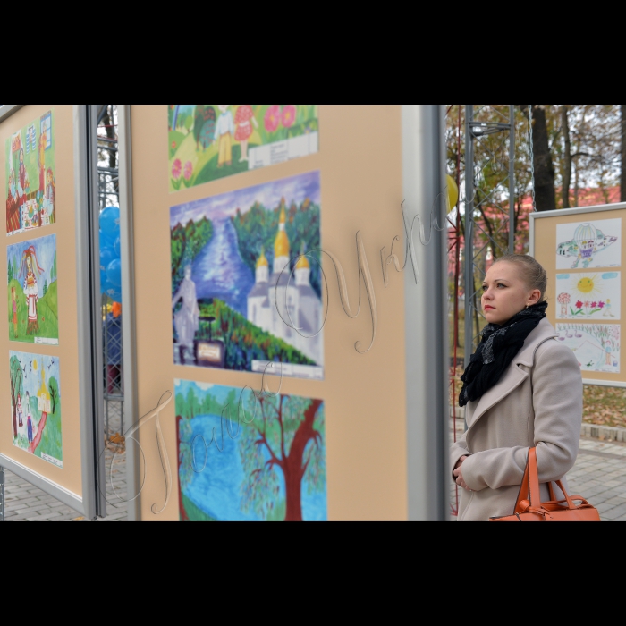 Київ. У парку ім. Т.Г.Шевченка відбулось відкриття виставки дитячих робіт «Мости Дружби». Де  були представлені малюнки, які брали участь у конкурсі дитячого малюнку «Мости Дружби», який реалізовувався з метою формування дитячого бачення щодо таких цінностей, як культурна спадщина країни, міжнародна солідарність, формування поняття дружби та поваги один до одного. Організатор: Міжнародний благодійний фонд Гарних справ. Малюнки будуть розміщені на конструкції мобільної арт-галереї «Instalazzia» - унікальній платформі для демонстрації образотворчого мистецтва.