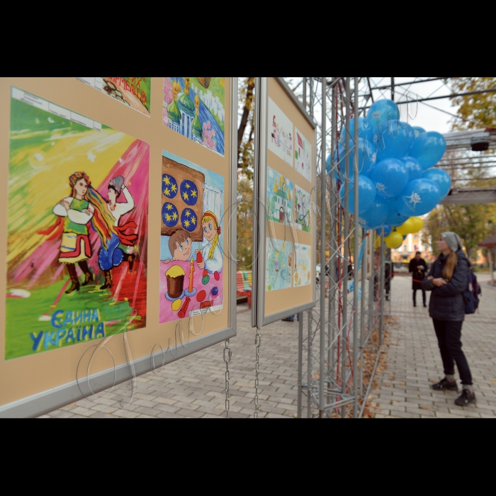 Київ. У парку ім. Т.Г.Шевченка відбулось відкриття виставки дитячих робіт «Мости Дружби». Де  були представлені малюнки, які брали участь у конкурсі дитячого малюнку «Мости Дружби», який реалізовувався з метою формування дитячого бачення щодо таких цінностей, як культурна спадщина країни, міжнародна солідарність, формування поняття дружби та поваги один до одного. Організатор: Міжнародний благодійний фонд Гарних справ. Малюнки будуть розміщені на конструкції мобільної арт-галереї «Instalazzia» - унікальній платформі для демонстрації образотворчого мистецтва.