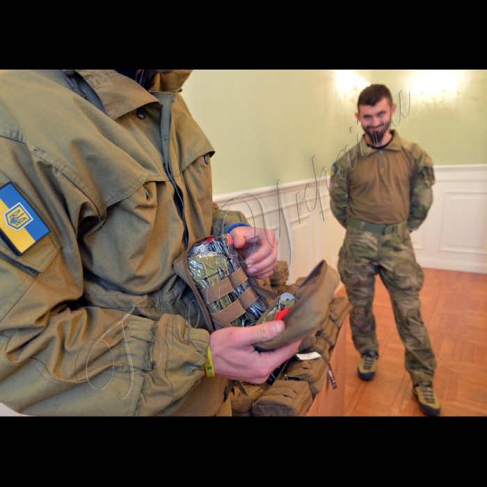 Київ. Міський голова Віталій Кличко передав 2000 аптечок екстреної допомоги, які він придбав разом з братом Володимиром в США, санітарам-інструкторам, які надають допомогу бійцям у зоні АТО. Вони доставлять аптечки екстреної допомоги хлопцям на передову.