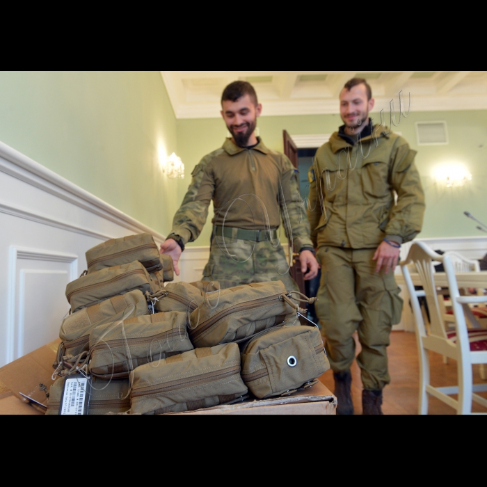 Київ. Міський голова Віталій Кличко передав 2000 аптечок екстреної допомоги, які він придбав разом з братом Володимиром в США, санітарам-інструкторам, які надають допомогу бійцям у зоні АТО. Вони доставлять аптечки екстреної допомоги хлопцям на передову.