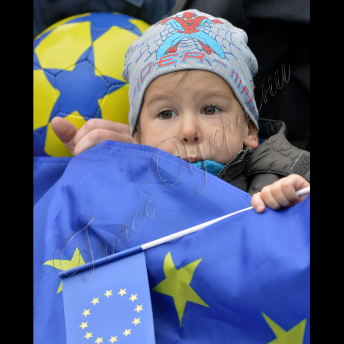 Київ. В парку ім. Тараса Шевченка з нагоди початку імплементації Угоди про Асоціацію між Україною та ЄС представники інформаційної кампанії «Сильніші разом!» провели вуличній захід «Україна приймає європейську естафету». Організатори в театралізованій формі розкажуть про переваги співпраці між Україною і ЄС в аспекті реалізації Угоди про асоціацію, тимчасове застосування положень якої розпочнеться 1 листопада.