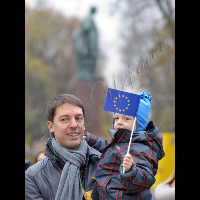 Київ. В парку ім. Тараса Шевченка з нагоди початку імплементації Угоди про Асоціацію між Україною та ЄС представники інформаційної кампанії «Сильніші разом!» провели вуличній захід «Україна приймає європейську естафету». Організатори в театралізованій формі розкажуть про переваги співпраці між Україною і ЄС в аспекті реалізації Угоди про асоціацію, тимчасове застосування положень якої розпочнеться 1 листопада.