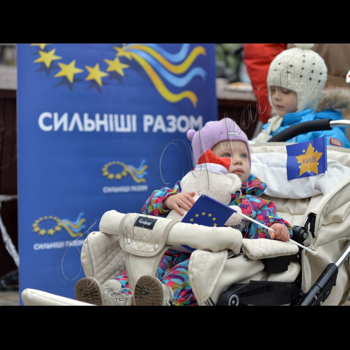 Київ. В парку ім. Тараса Шевченка з нагоди початку імплементації Угоди про Асоціацію між Україною та ЄС представники інформаційної кампанії «Сильніші разом!» провели вуличній захід «Україна приймає європейську естафету». Організатори в театралізованій формі розкажуть про переваги співпраці між Україною і ЄС в аспекті реалізації Угоди про асоціацію, тимчасове застосування положень якої розпочнеться 1 листопада.