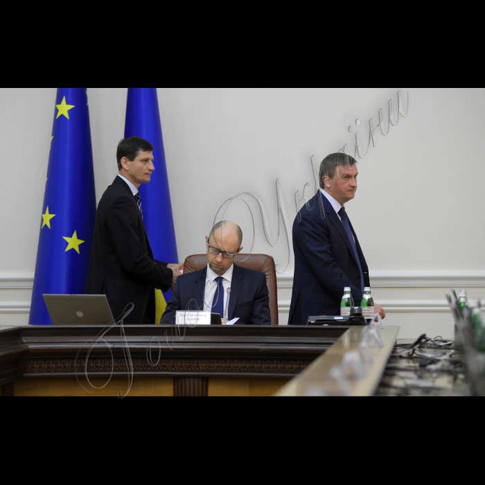 Під головуванням прем’єр-міністра України Арсенія Яценюка відбулось засідання Уряду.
Міністр культури України Євген Нищук , прем'єр- міністр Арсеній Яценюк, Віце-прем'єр-міністр України Олександр Сич, Міністр юстицiї України Павел Петренко.