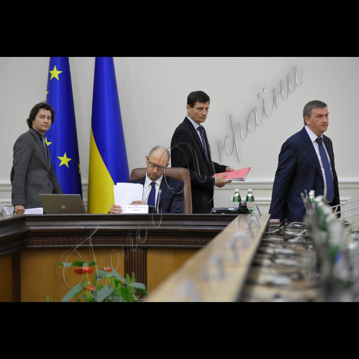 Під головуванням прем’єр-міністра України Арсенія Яценюка відбулось засідання Уряду.
Міністр культури України Євген Нищук , прем'єр- міністр Арсеній Яценюк, Віце-прем'єр-міністр України Олександр Сич, Міністр юстицiї України Павел Петренко.