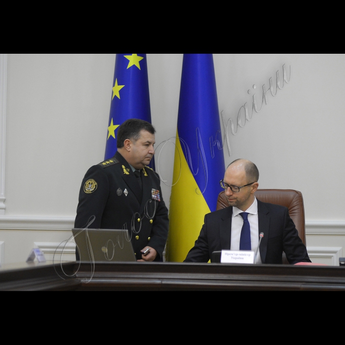 Під головуванням Прем’єр-міністра України Арсенія Яценюка відбулось засідання Уряду.
Прем'єр- міністр Арсеній Яценюк, міністр оборони України Степан Полторак