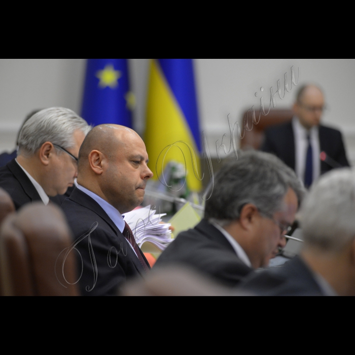 Під головуванням Прем’єр-міністра України Арсенія Яценюка відбулось засідання Уряду.
Міністр палива та енергетики - Юрій Продан