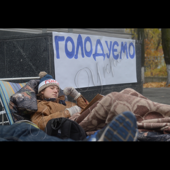 Біля  МОЗ України проходить безстрокова акція голодування студентів-медиків «Чому міністр охорони здоров’я відмовляється оприлюднити виявлені факти корупції в НМУ, які вже стали підставою кримінальних проваджень?»