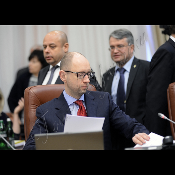 Київ. Під головуванням прем’єр-міністра України Арсенія Яценюка відбулось засідання Уряду.
Прем'єр- міністр Арсеній Яценюк, Міністр палива та енергетики - Юрій Продан, Міністр екології та природних ресурсів України Андрій Мохник