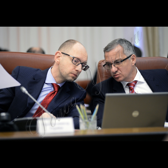Київ. Під головуванням прем’єр-міністра України Арсенія Яценюка відбулось засідання Уряду.
Міністр фінансів України Олександр Шлапак та прем'єр- міністр Арсеній Яценюк
