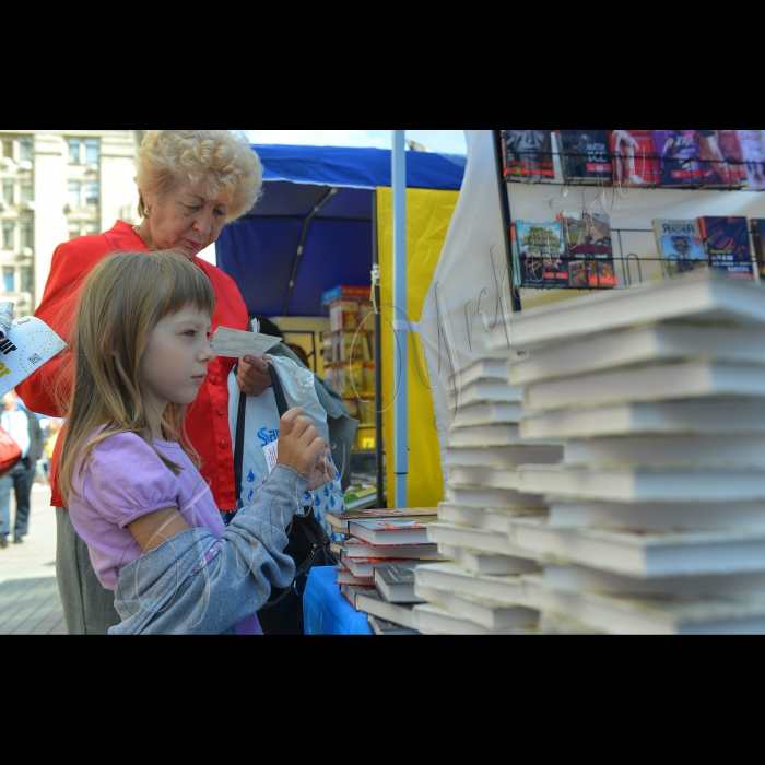На вулиці Хрещатик біля будівлі Київради проходить книжкова виставка-ярмарок до Дня знань.