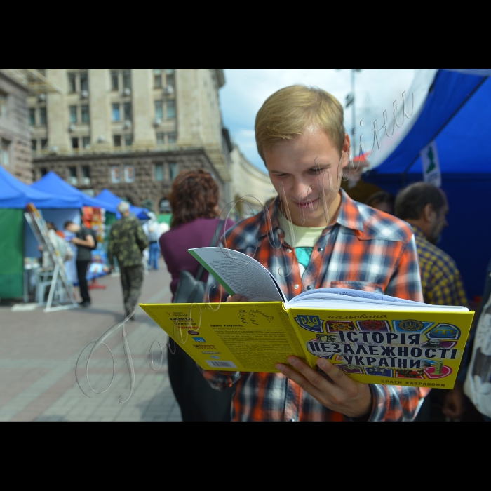 На вулиці Хрещатик біля будівлі Київради проходить книжкова виставка-ярмарок до Дня знань.