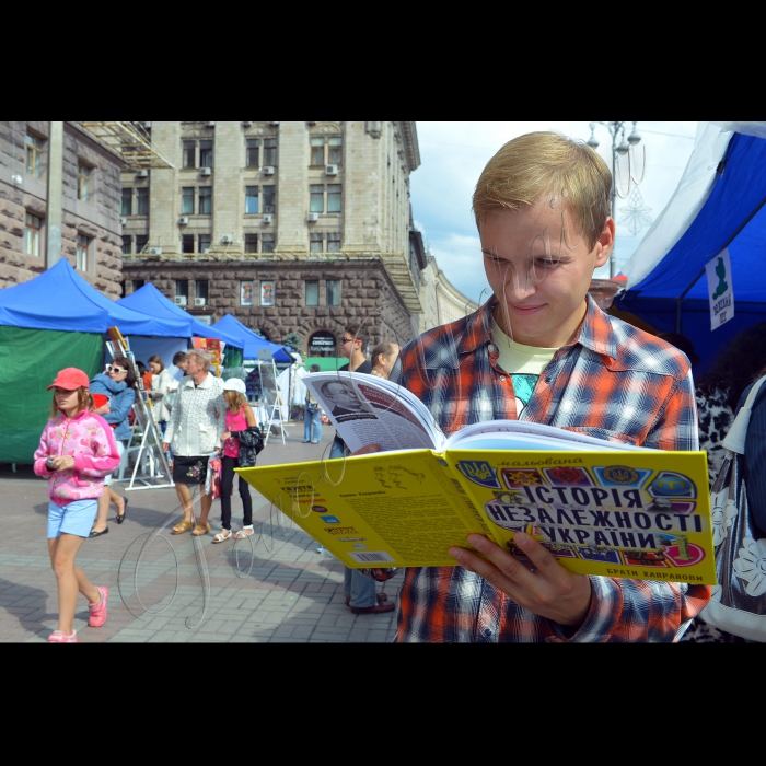 На вулиці Хрещатик біля будівлі Київради проходить книжкова виставка-ярмарок до Дня знань.