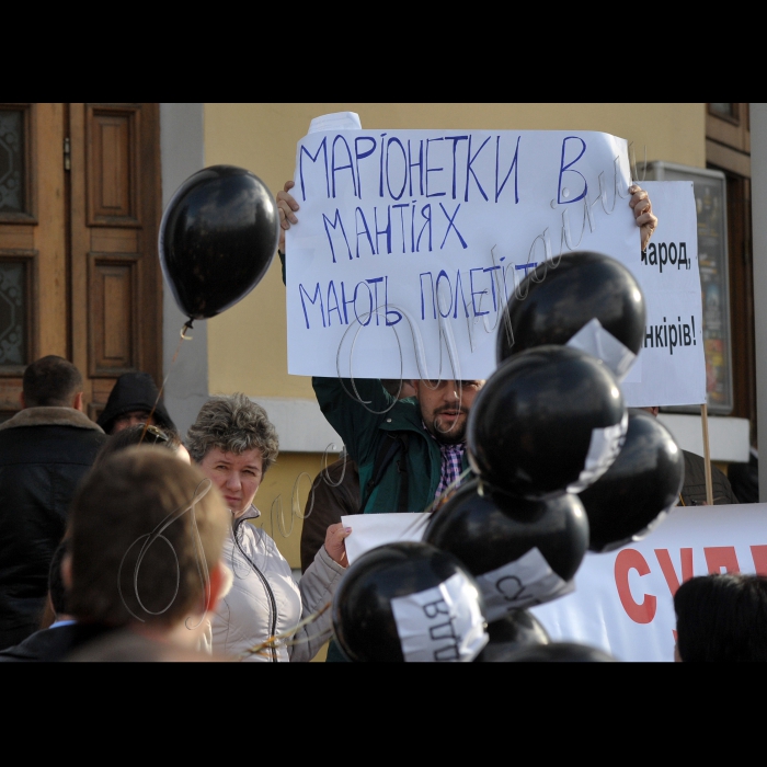 Біля Міжнародного центру культури і мистецтв (Жовтневий палац), де відбувається ХІІІ з’їзд суддів України, Реанімаційний Пакет Реформ, Автомайдан, Люстраційна Сотня, Громадський люстраційний комітет та інші громадські організації вимагали не допустити 13 одіозних кандидатів на посади суддів Конституційного Суду та органів суддівського самоврядування.