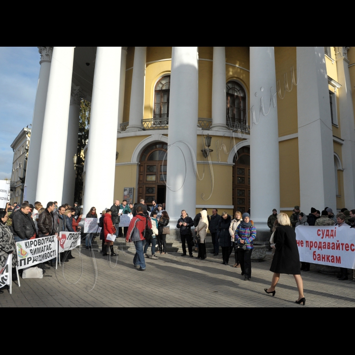 Біля Міжнародного центру культури і мистецтв (Жовтневий палац), де відбувається ХІІІ з’їзд суддів України, Реанімаційний Пакет Реформ, Автомайдан, Люстраційна Сотня, Громадський люстраційний комітет та інші громадські організації вимагали не допустити 13 одіозних кандидатів на посади суддів Конституційного Суду та органів суддівського самоврядування.