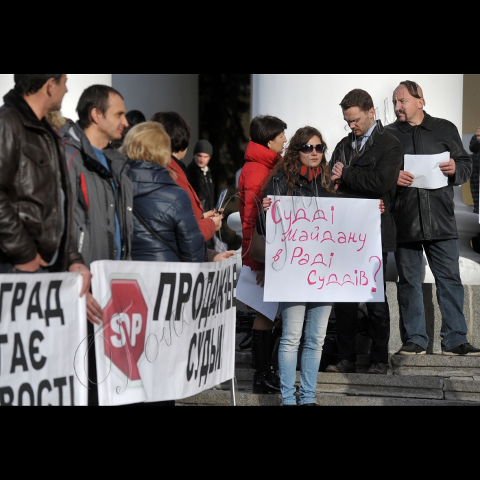 Біля Міжнародного центру культури і мистецтв (Жовтневий палац), де відбувається ХІІІ з’їзд суддів України, Реанімаційний Пакет Реформ, Автомайдан, Люстраційна Сотня, Громадський люстраційний комітет та інші громадські організації вимагали не допустити 13 одіозних кандидатів на посади суддів Конституційного Суду та органів суддівського самоврядування.