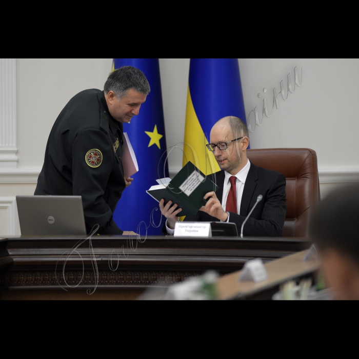 Під головуванням Прем’єр-міністра України Арсенія Яценюка відбулось засідання Уряду.
Прем'єр- міністр України Арсеній Яценюк, Міністр внутрішніх справ України Арсен Аваков