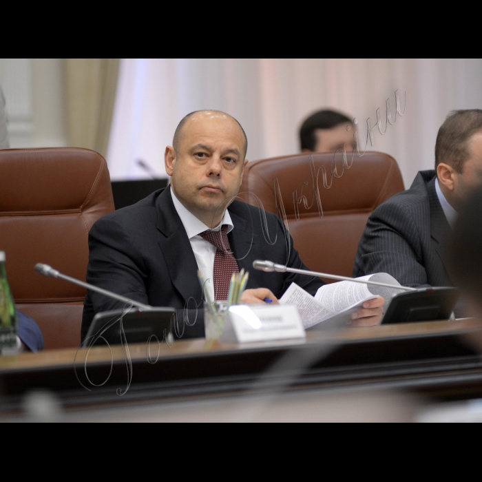 Під головуванням Прем’єр-міністра України Арсенія Яценюка відбулось засідання Уряду.
Міністр палива та енергетики - Юрій Продан