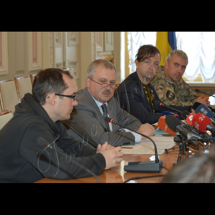 Київ. Відбулось засідання Тимчасової слідчої комісії Верховної ради України з питань розслідування обставин трагічних подій, що призвели до загибелі та захоплення у полон бійців добровольчих батальйонів, а також Збройних Сил України біля міста Іловайськ Д