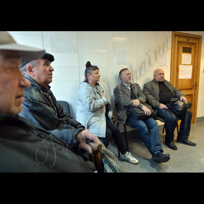 Київ. КПІ. У приміщені метрополітену видають картки киянина
