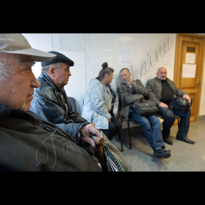 Київ. КПІ. У приміщені метрополітену видають картки киянина