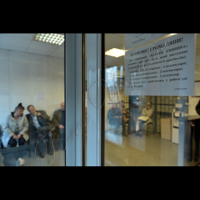 Київ. КПІ. У приміщені метрополітену видають картки киянина