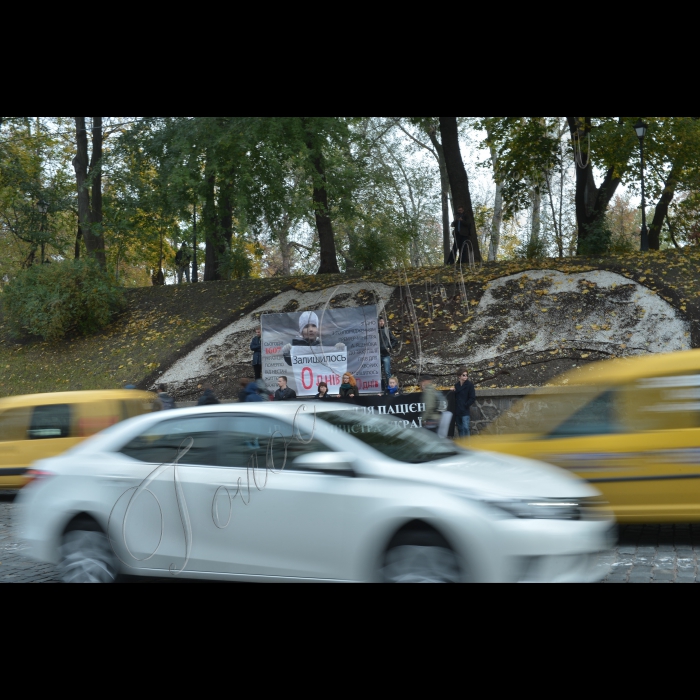 Київ. Біля КМУ відбулась акція  пацієнтів України із різними тяжкими хворобами «Чорний вівторок». Пацієнти символічно задекорують територію біля Кабміну у чорне на знак трауру за загиблими українцями,  які так і не дочекались від держави гарантованого лікування та, щоб показати наочно прем’єр-міністру та уряду, що скоро траурною тканиною буде покрита вся Україна. Тендери на закупівлю ліків за державний кошт у 2014 році повністю провалено державою. За  16 днів, із відведених 21-го Кабінетом Міністрів України на термінову закупівлю ліків для важкохворих українців, Міністерство охорони здоров’я спромоглось закупити лише 6 %.